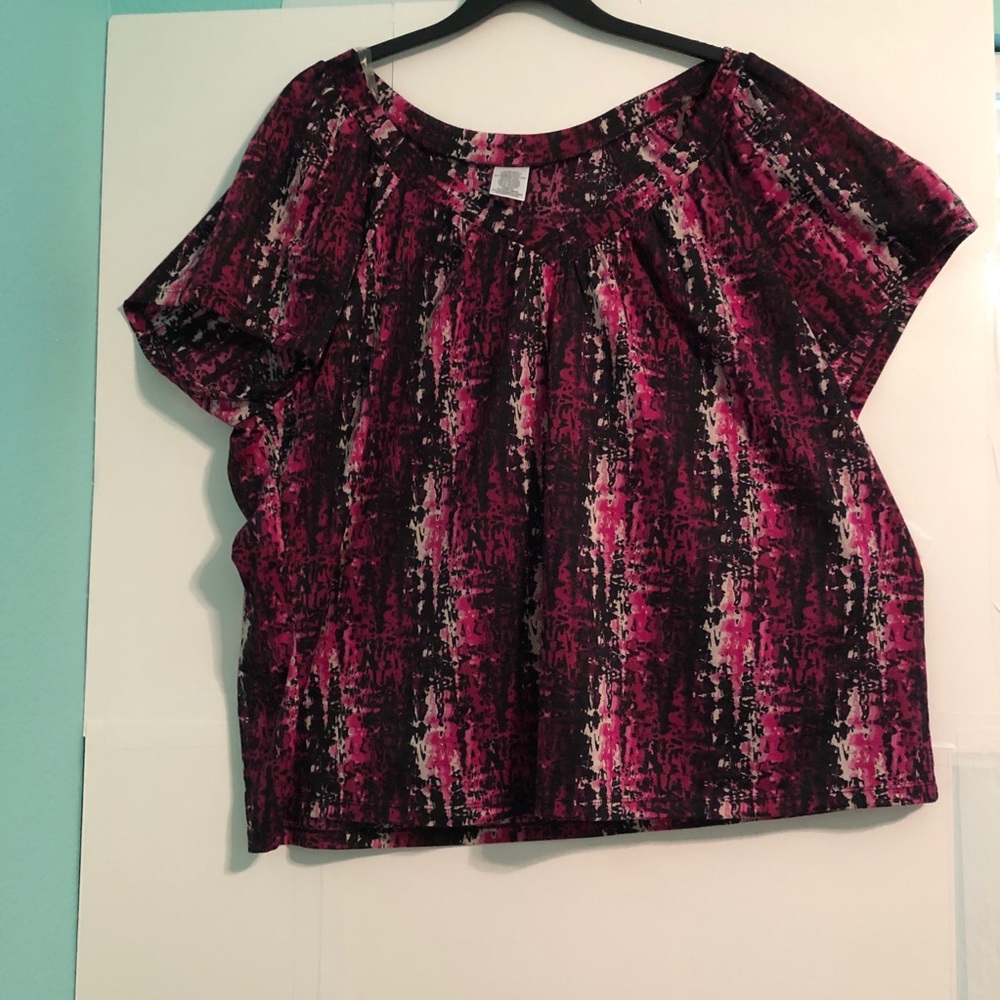 Blouse. Magenta black and white.